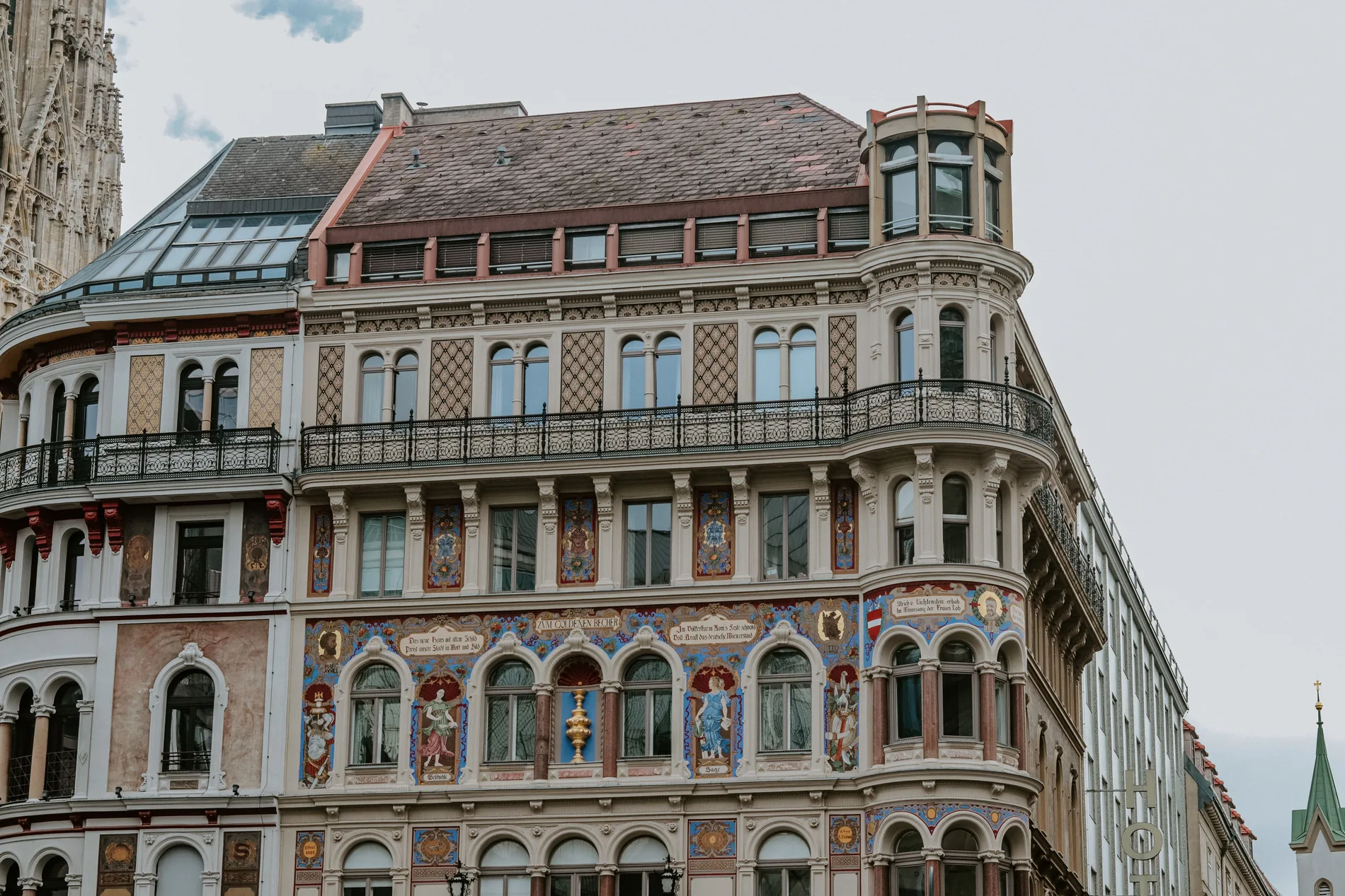 Historische Wohnhausfassade im Zentrum von Wien